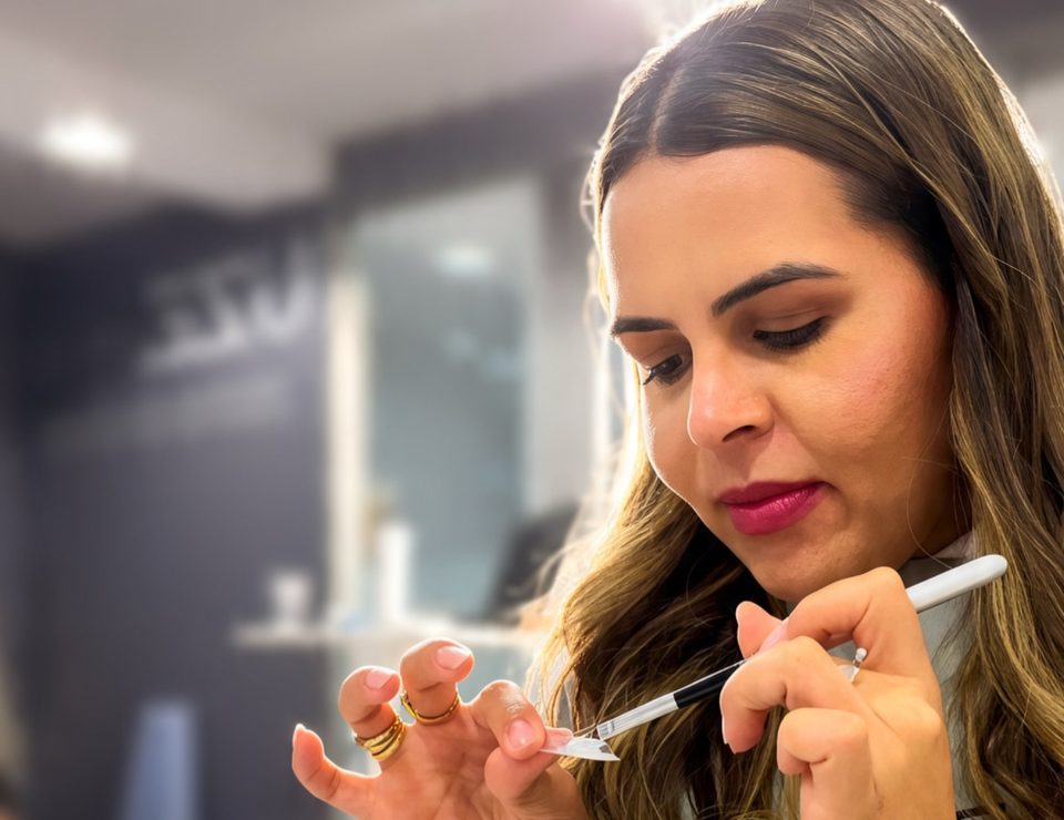 Beatriz Paiva fazendo unhas no estúdio