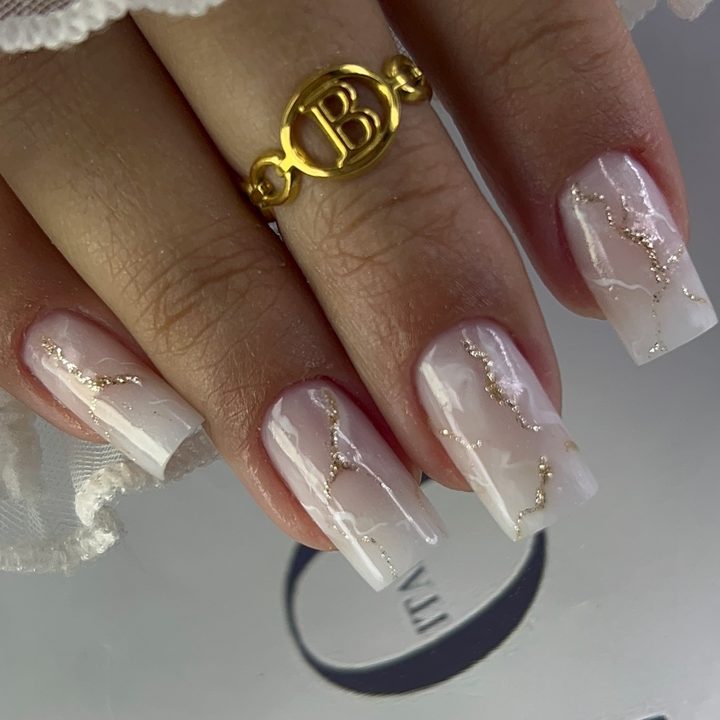 Unhas quadradas nude com detalhe dourado
